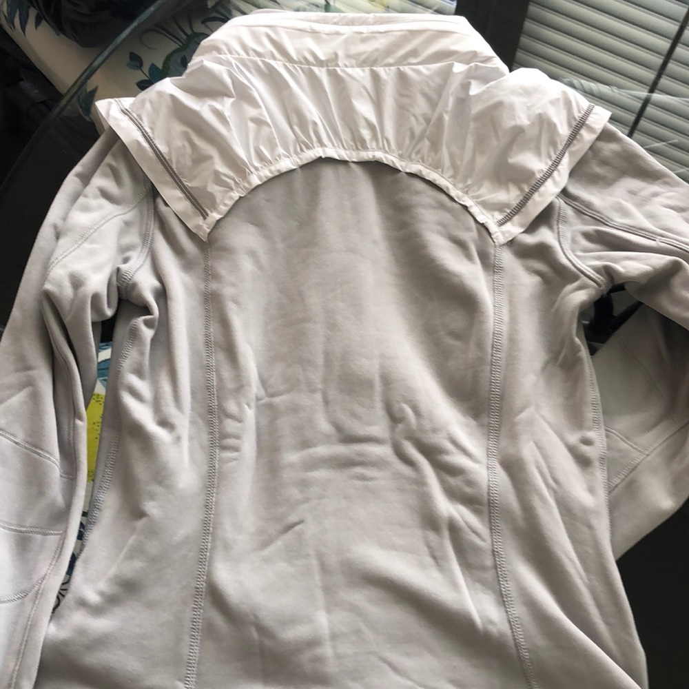 Lululemon Snug Sprinter Jacket, size 4 - Picture 4 of 5